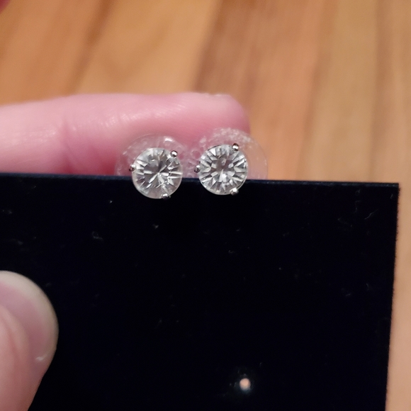 Swarovski crystal solitaire studs - Picture 2 of 2